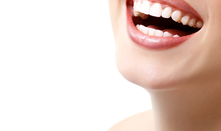 hay diferentes causas de exposicion a la dentina