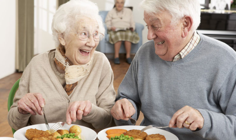 Nutrición: las personas mayores beben poco y comen demasiados carbohidratos