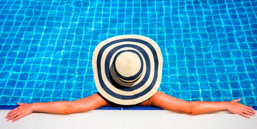 Conoces los diferentes tipos de colores del agua de las piscinas