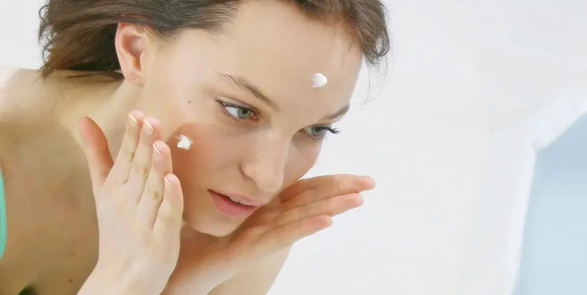 No utilices crema hidratante con SPF por la noche No utilices crema hidratante con SPF por la noche