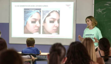 Más de 4000 alumnos de ESO y bachillerato se forman sobre el impacto que causa el acné en la adolescencia