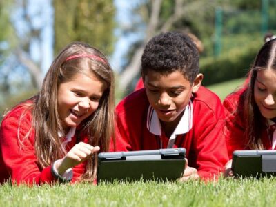 Logos International: El uso de pantallas en niños, conocer sus efectos y protegerlos