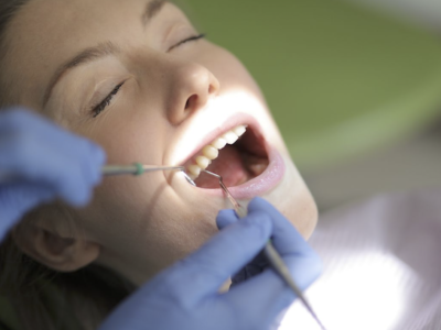 El Centre Dental Francesc Macià analiza el problema de la recesión gingival y los métodos para su prevención