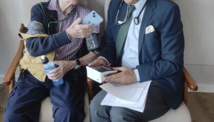Don Servando revela su secreto para cumplir 109 años, arropado por el doctor Manuel de la Peña