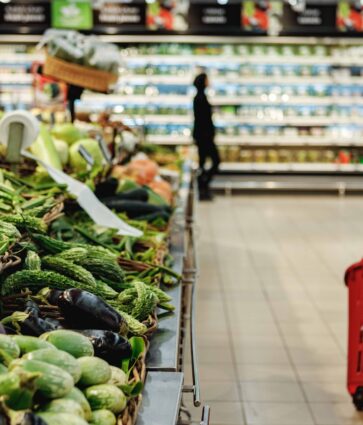 Los españoles priorizan frutas y verduras en su cesta de la compra y reducen la presencia de procesados y bollería