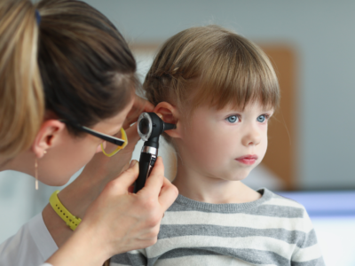 La Dra. Jennifer Cueva, del Centro Médico Quirónsalud Plaza Euskadi, explica tres formas de evitar la otitis en verano