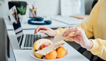 Consejos para comer saludable y evitar las tentaciones durante el teletrabajo