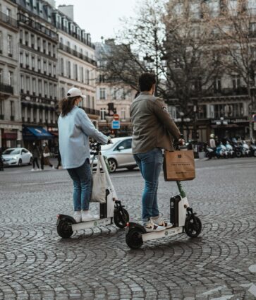 Quirón Prevención ofrece recomendaciones para un uso seguro de bicicletas y patinetes eléctricos en entornos urbanos