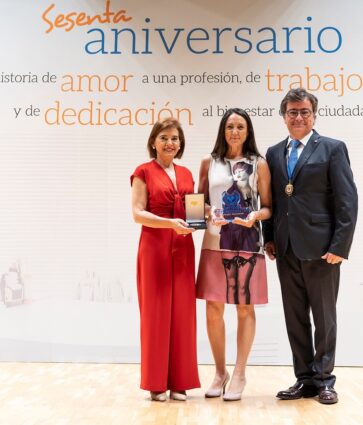 Cione, reconocida con la Medalla del CNOO por su contribución al desarrollo de la profesión en España