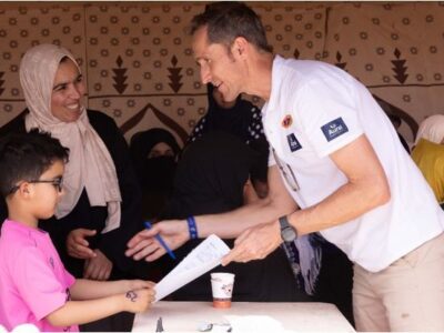El centro auditivo móvil de Aural lleva atención auditiva gratuita a Marruecos durante la Titan Desert