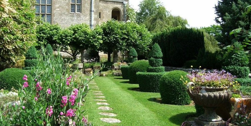 Jardín de estilo inglés: naturaleza controlada con encanto romántico