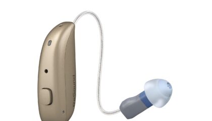 El Auricular M&RIE reduce naturalmente el ruido del viento para los usuarios de audífonos