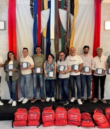 Elda convierte sus comparsas en espacios cardioprotegidos gracias a Almas Industries