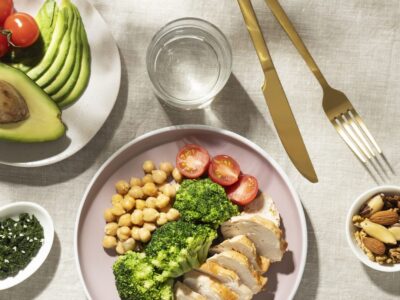 «Las dietas que imponen restricciones estrictas sobre qué se puede o no mezclar tienden a generar frustración, abandono y, en algunos casos, una relación poco saludable con la comida», Oihane Fuertes 