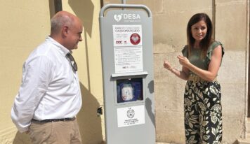El Ayuntamiento de Elche instala 40 desfibriladores semiautomáticos de carga solar en espacios públicos