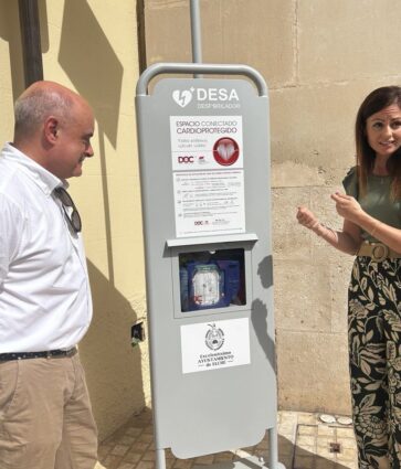 El Ayuntamiento de Elche instala 40 desfibriladores semiautomáticos de carga solar en espacios públicos