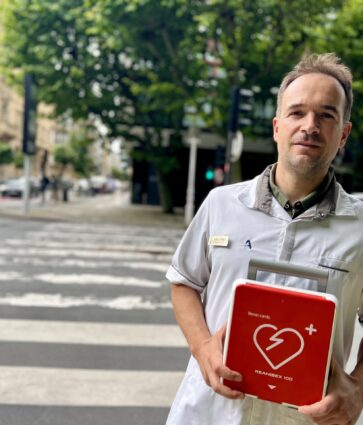 Una farmacia cardioprotegida del centro de San Sebastián ayuda a salvar la vida de un turista extranjero