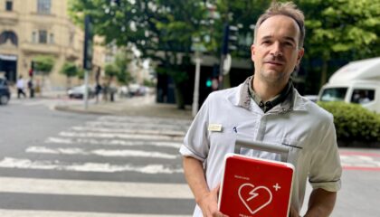 Una farmacia cardioprotegida del centro de San Sebastián ayuda a salvar la vida de un turista extranjero