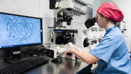 La edad materna no influye en la implantación embrionaria ni en la tasa de nacido vivo tras la transferencia de embriones euploides en ciclos de reproducción asistida