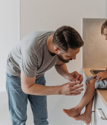 Heridas, picaduras y mordeduras en niños: cuándo actuar en casa y cuándo acudir a urgencias