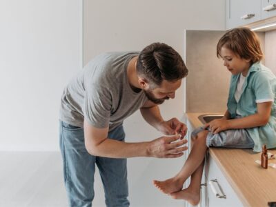 Heridas, picaduras y mordeduras en niños: cuándo actuar en casa y cuándo acudir a urgencias