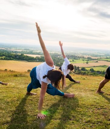 Vacaciones en forma sin gimnasio: cómo adaptar el ejercicio al entorno y mantenerse activo este verano