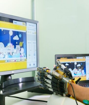 «El éxito de la neurorrehabiltación robótica está en integrar la tecnología dentro de un plan terapéutico individualizado y con la implicación activa del paciente», Sara García Delgado, fisioterapeuta del Hospital Quirónsalud Bizkaia