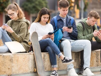 El ‘efecto popcorn brain’: cómo la atención intermitente afecta a la concentración y emociones de los niños