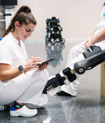 Exoesqueletos y nuevas tecnologías: avances en la rehabilitación de ictus, tumores cerebrales y lesiones medulares