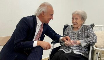 Crescencia cumple 111 años, como símbolo de vitalidad, de la mano del doctor Manuel de la Peña