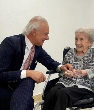 Crescencia cumple 111 años, como símbolo de vitalidad, de la mano del doctor Manuel de la Peña