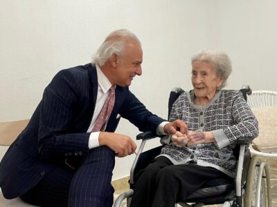 Crescencia cumple 111 años, como símbolo de vitalidad, de la mano del doctor Manuel de la Peña