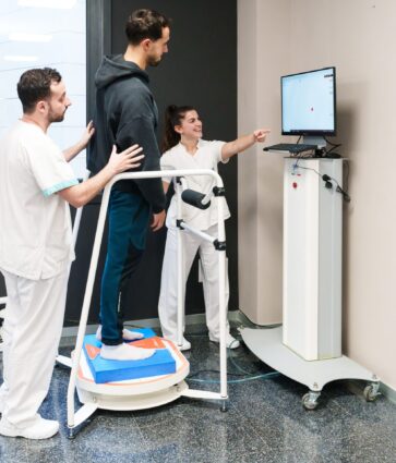 «Preservar el mayor tiempo posible la independencia y la privacidad de personas con enfermedades neuromusculares es una aportación clave de la neurorrehabilitación robótica», explica Sara García Delgado