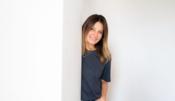 Un spray que cambia las reglas del juego: llega la bruma que reduce brotes y afina la piel en tiempo récord