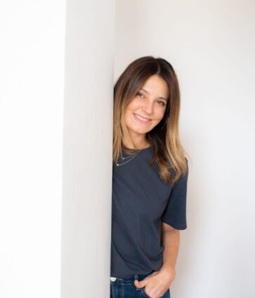 Un spray que cambia las reglas del juego: llega la bruma que reduce brotes y afina la piel en tiempo récord