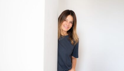 Un spray que cambia las reglas del juego: llega la bruma que reduce brotes y afina la piel en tiempo récord