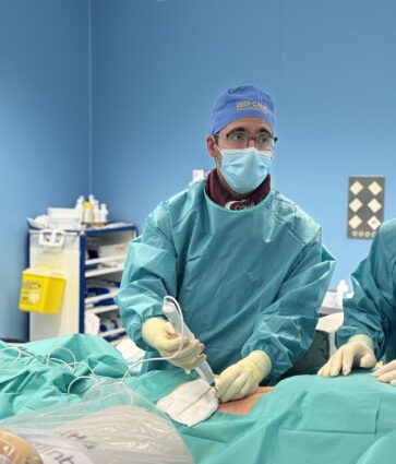 Policlínica Gipuzkoa realiza la primera intervención mínimamente invasiva del territorio contra la claudicación por la estenosis lumbar