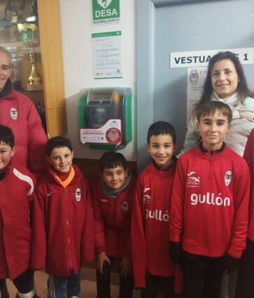 Aguilar de Campoo refuerza su cardioprotección con un nuevo desfibrilador en las instalaciones deportivas