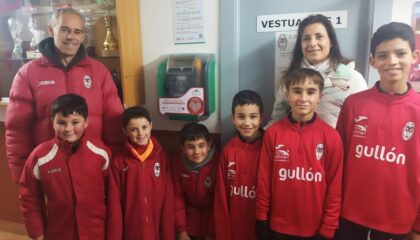 Aguilar de Campoo refuerza su cardioprotección con un nuevo desfibrilador en las instalaciones deportivas