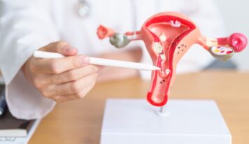 Dr. Juan Céspedes, ginecólogo de Policlínica Gipuzkoa: «La endometriosis deteriora la calidad de vida, es difícil de diagnosticar y muchas mujeres la ocultan por vergüenza o por creer que es normal»