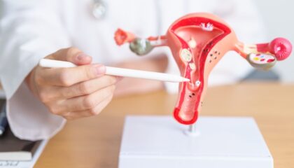 Dr. Juan Céspedes, ginecólogo de Policlínica Gipuzkoa: «La endometriosis deteriora la calidad de vida, es difícil de diagnosticar y muchas mujeres la ocultan por vergüenza o por creer que es normal»