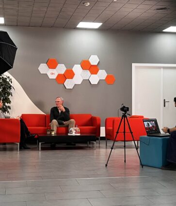 Decibelios, el primer podcast de audición en España que pone voz a historias reales