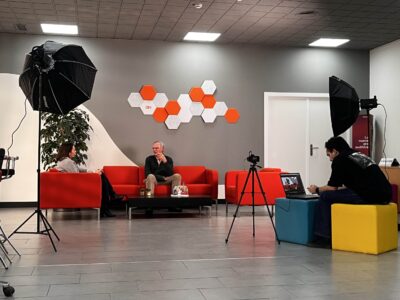 Decibelios, el primer podcast de audición en España que pone voz a historias reales