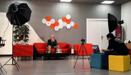 Decibelios, el primer podcast de audición en España que pone voz a historias reales