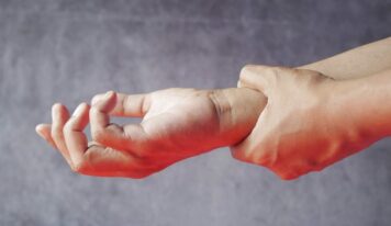 Dr. Samuel Pajares, traumatólogo de Policlínica Gipuzkoa: «Las lesiones traumáticas por caídas en el hielo son las más frecuentes de invierno»