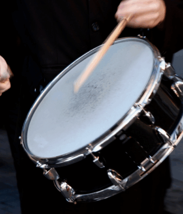 Dr. Samuel Pajares, traumatólogo de Policlínica Gipuzkoa: «Cuanto más preparadas estén las manos, mucho menos frecuente es la aparición de lesiones durante la Tamborrada»