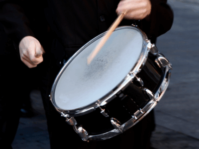 Dr. Samuel Pajares, traumatólogo de Policlínica Gipuzkoa: «Cuanto más preparadas estén las manos, mucho menos frecuente es la aparición de lesiones durante la Tamborrada»