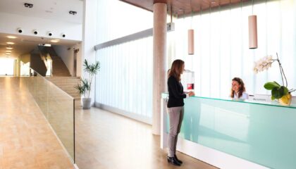 Clínica Fernández de Cirugía Estética en Oviedo: una vocación médica que une a dos generaciones y sitúa la seguridad en el centro de la cirugía estética