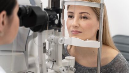 «Los ojos son una auténtica ventana a la salud de distintos órganos del cuerpo. A través de la exploración ocular podemos detectar signos de ciertas enfermedades», doctora Evangelina Grillo, especialista en Oftalmología del Hospital Quirónsalud Vitoria