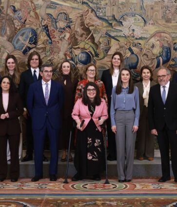 Su Majestad la Reina Letizia recibe en audiencia a representantes de la Fundación Claudia Tecglen
